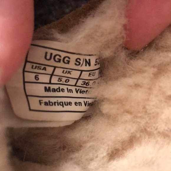 Ugh moccasins - Picture 1 of 4